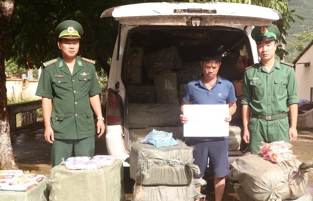Thu giữ hơn 1,3 tấn chả mực, xúc xích… nhập lậu