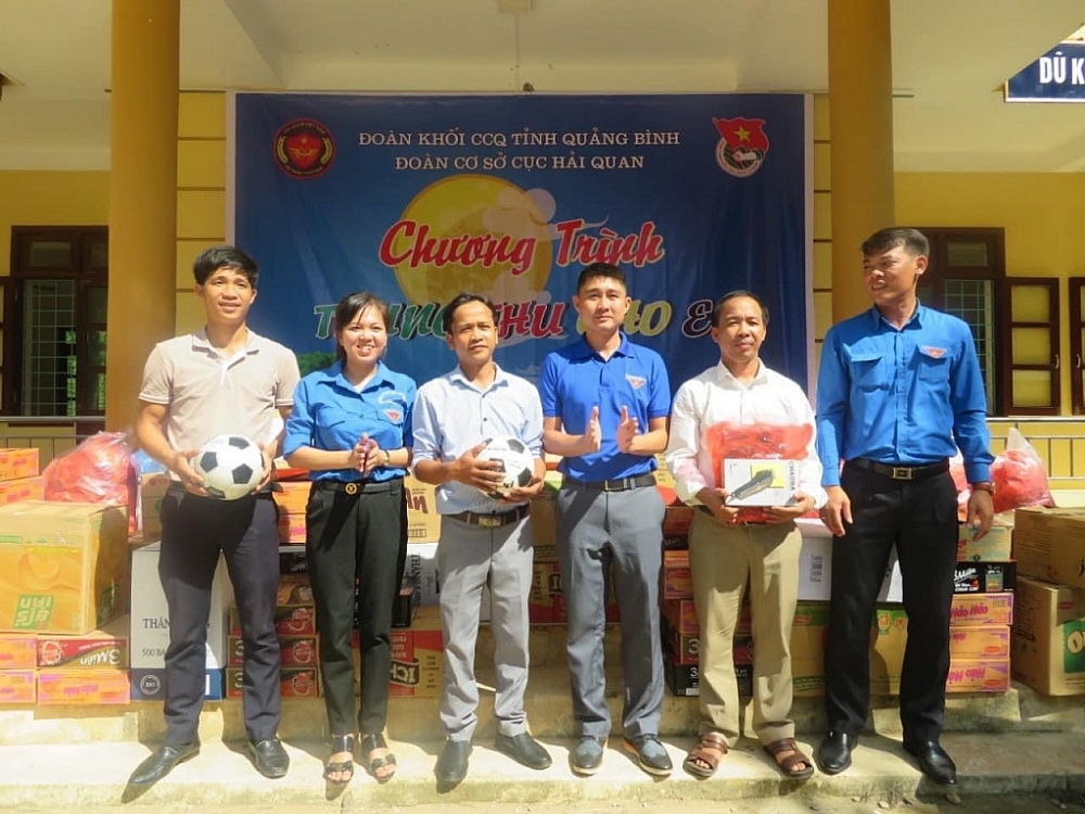Thanh niên Hải quan Quảng Bình mang Trung thu về với thiếu nhi vùng cao