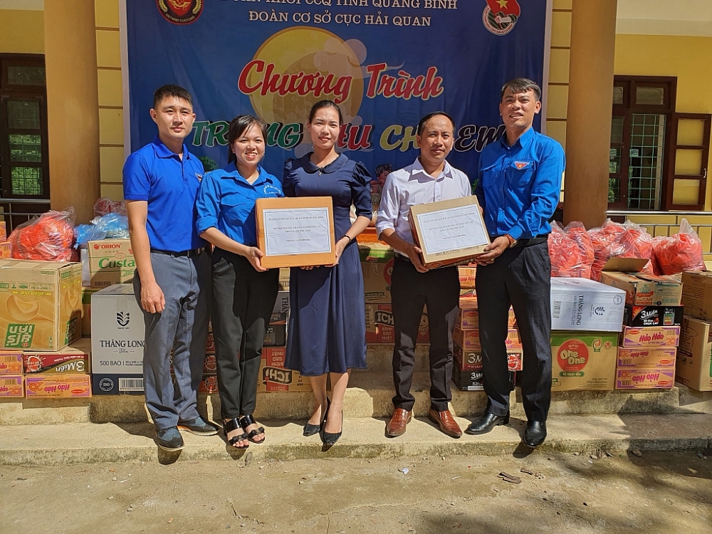 Thanh niên Hải quan Quảng Bình mang Trung thu về với thiếu nhi vùng cao