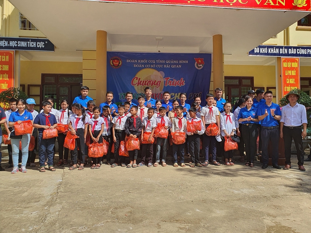 Thanh niên Hải quan Quảng Bình mang Trung thu về với thiếu nhi vùng cao
