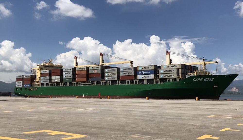 Tàu container cập cảng Cái Lân.