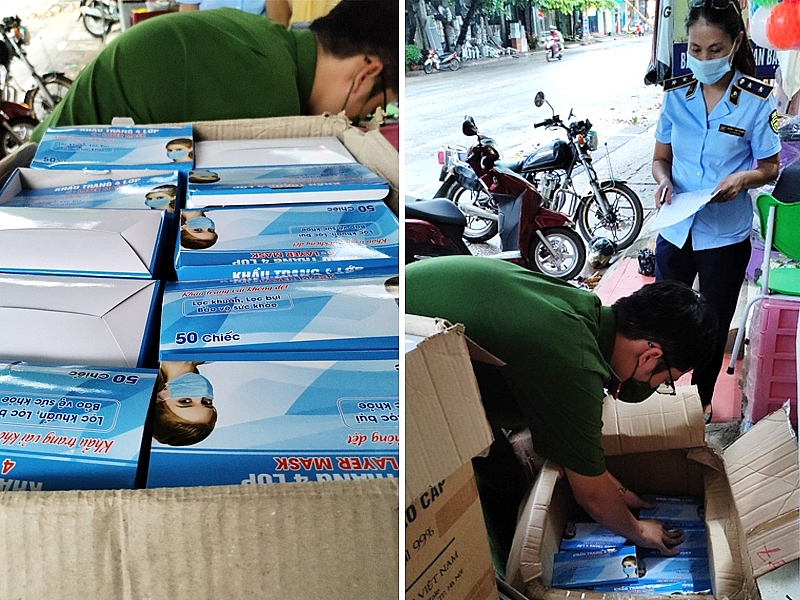 Lực lượng chức năng tiến hành kiểm tra lô khẩu trang vi phạm.