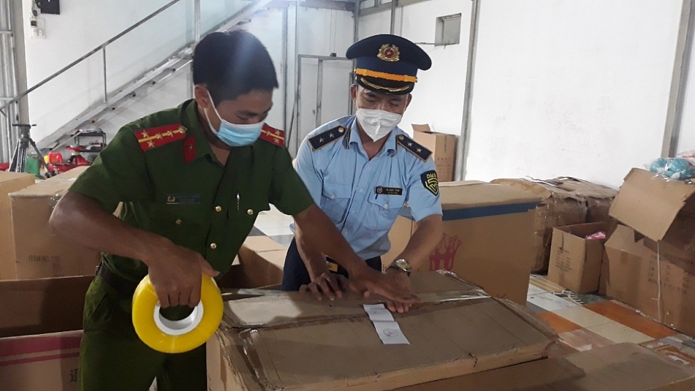 Lực lượng chức năng phối hợp kiểm tra kho hàng.