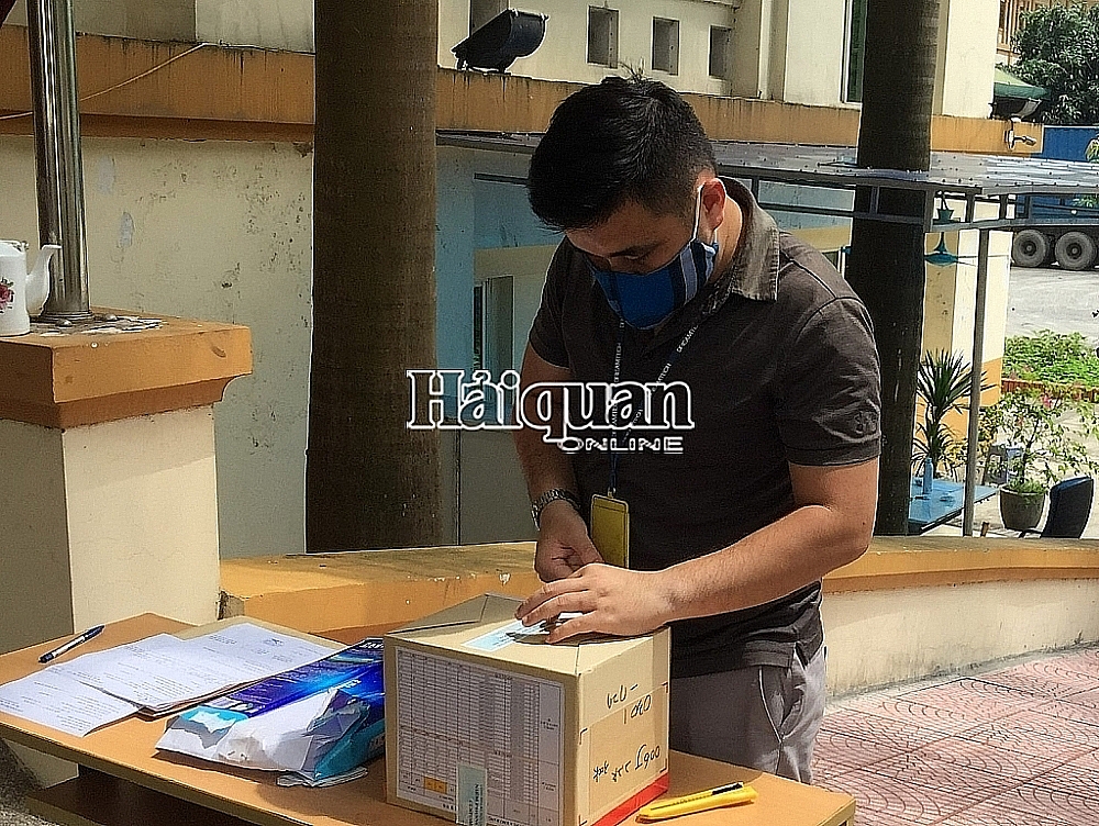 Chi cục bố trí bàn tiếp nhận hồ sơ của doanh nghiệp đến liên hệ công tác.