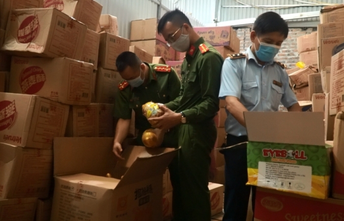 Thu giữ hơn 1.000 thùng bánh kẹo "3 không" trước Trung thu