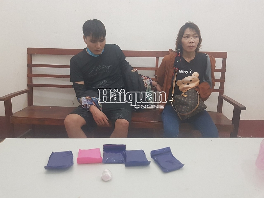 Hai đối tượng cùng tang vật bị thu giữ.