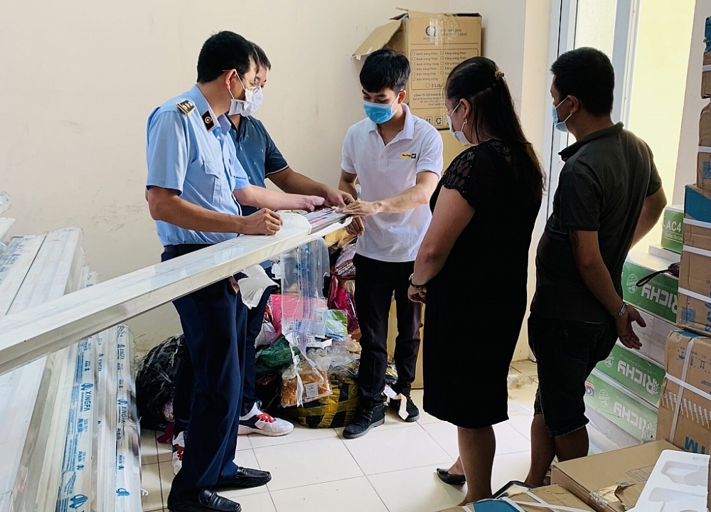 Lực lượng chức năng kiểm tra hàng hóa vi phạm.