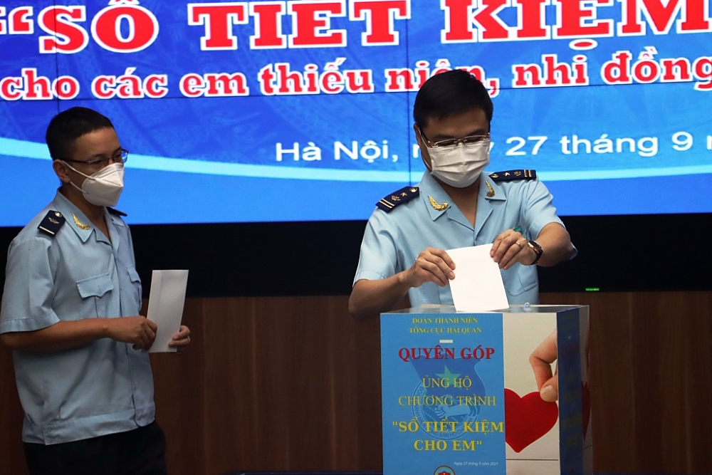 Các đoàn viên, thanh niên tham dự buổi lễ...