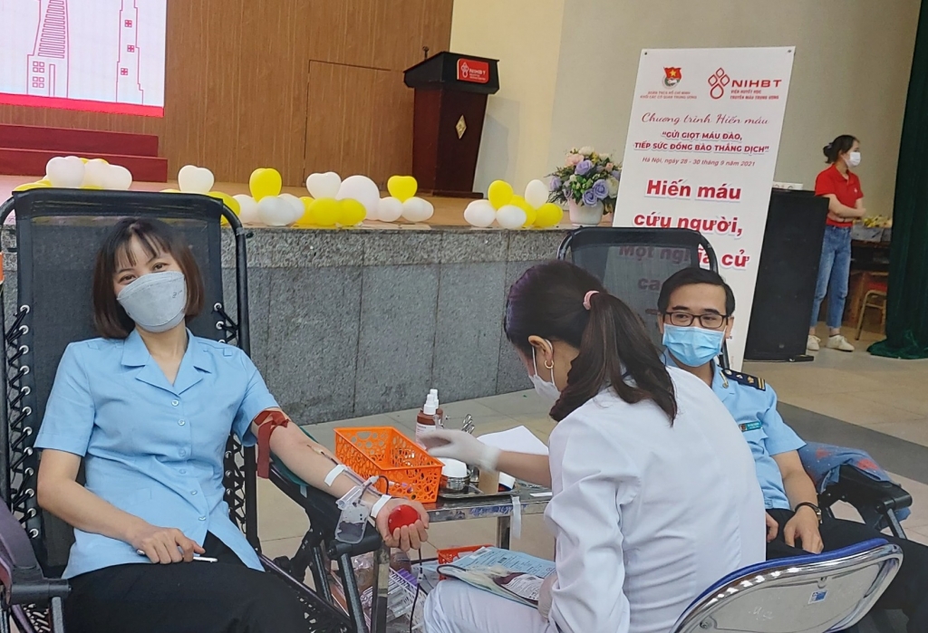 Thanh niên Hải quan tham gia hiến máu, hỗ trợ bệnh nhân Covid-19
