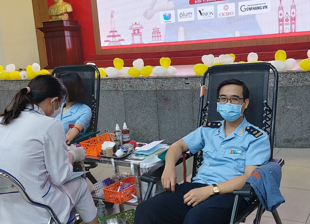 Thanh niên Hải quan tham gia hiến máu, hỗ trợ bệnh nhân Covid-19