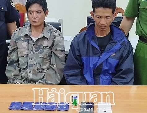 Đối tượng cùng tang vật tại cơ quan điều tra.