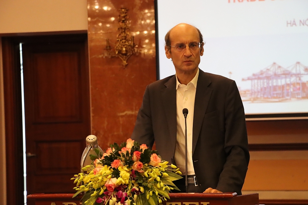 Giám đốc Dự án tạo thuận lợi thương mại do USAID tài trợ Claudio Dordi phát biểu tại hội nghị. Ảnh: Q.H