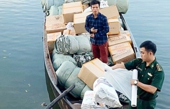 Móng Cái: Phát hiện đò sắt chở một lượng lớn hàng không giấy tờ