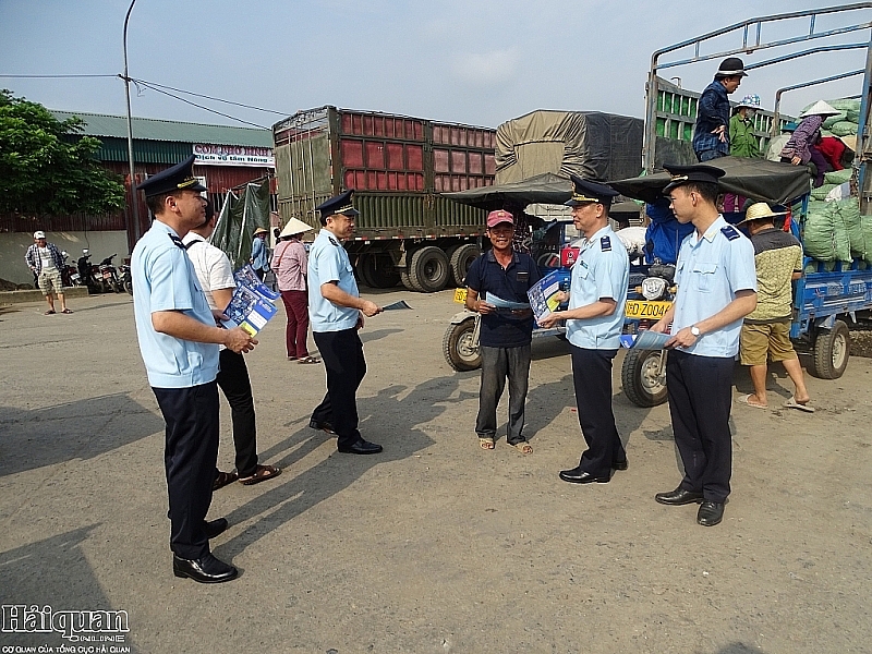 Công chức Hải quan Hoành Mô tham gia phát tờ rơi tuyên truyền, phổ biến pháp luật. Ảnh do đơn vi cung cấp