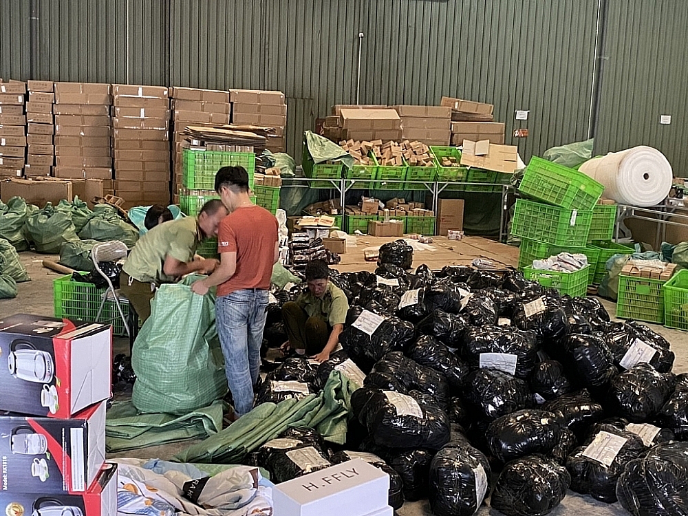 Lực lượng chức năng tổ chức khám xét kho hàng.