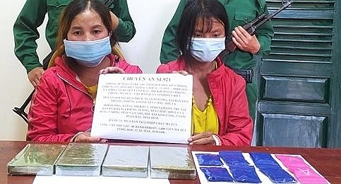 Hai đối tượng cùng tang vật vi phạm.