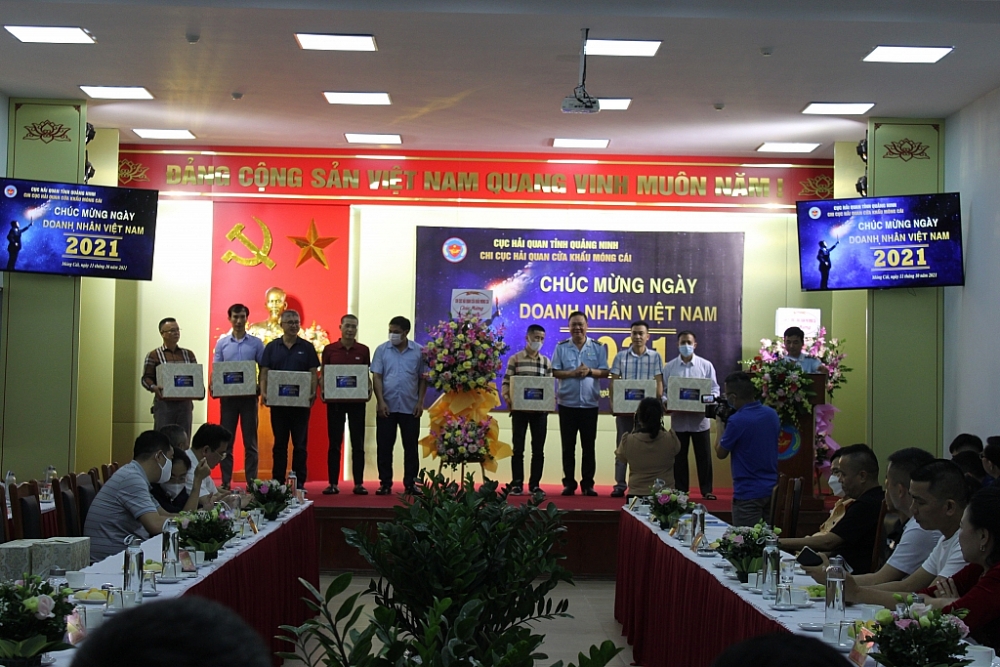 Lãnh đạo Chi cục Hải quan cửa khẩu Móng Cái Phần tặng hoa chúc mừng và Trao quà lưu niệm cho các doanh nghiệp tiêu biểu.