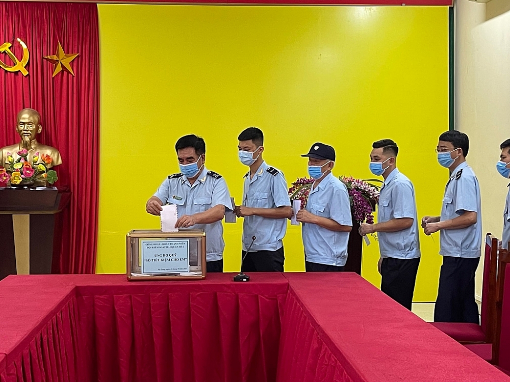Đoàn viên, cán bộ, công chức Đội Kiểm soát Hải quan số 2, Cục Hải quan Quảng Ninh hưởng ứng chương trình.