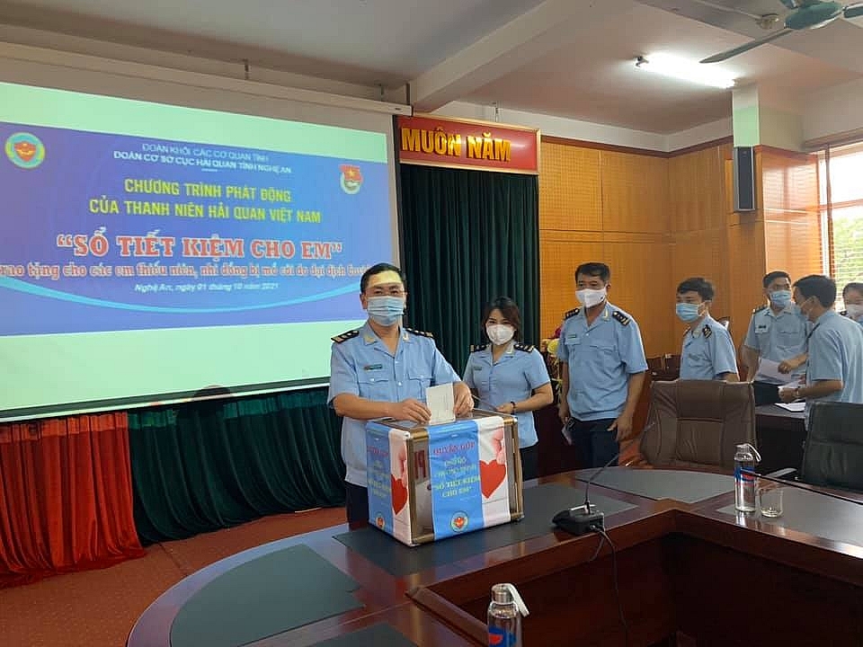 Đoàn viên, cán bộ, công chức thuộc Cục Hải quan Nghệ AN hưởng ứng chương trình.