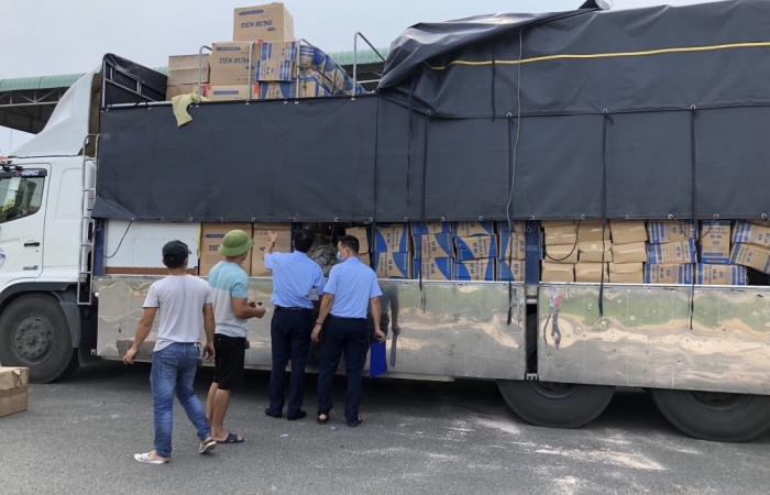 Chặn đứng xe tải chở 415.000 khẩu trang không rõ xuất xứ