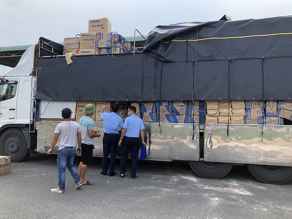 Lực lượng chức năng kiểm tra phương tiện.