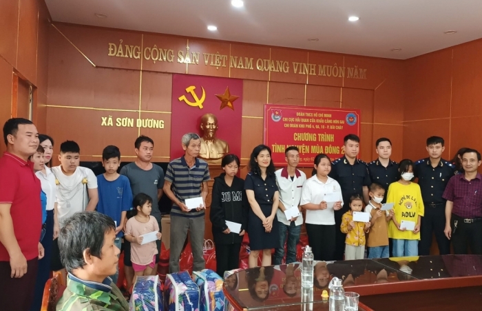 Thanh niên Hải quan Hòn Gai tặng quà gia đình có hoàn cảnh khó khăn