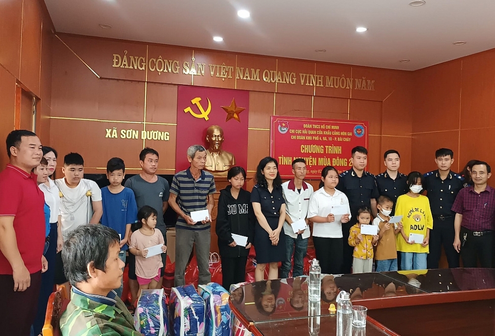 Đoàn thanh niên Hải quan Hòn Gai tặng qua các gia đình có hoàn cảnh khó khăn.
