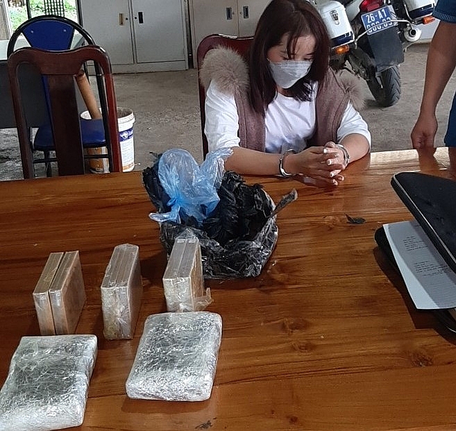 Đối tượng Khúa cùng tang vật 6 bánh heroin, 12.000 viên ma túy. Ảnh do Hải quan Điện Biên cung cấp