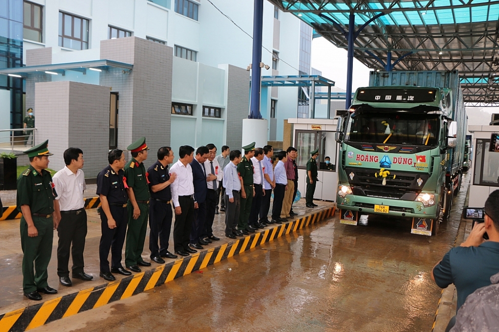 Các địa biểu tham dự buổi lễ chứng kiến hoạt động đầu tiên tại Nhà Kiểm soát liên hợp.
