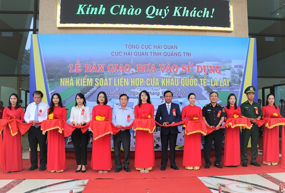 Lãnh đạo tỉnh Quảng Trị và đại diện các cơ quan tại cửa khẩu cắt băng khánh thành Nhà Kiểm soát liên hợp.