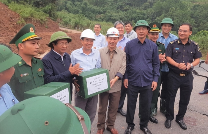 Hải quan Quảng Trị chủ động hỗ trợ doanh nghiệp sau sạt lún tại Quốc lộ 15D