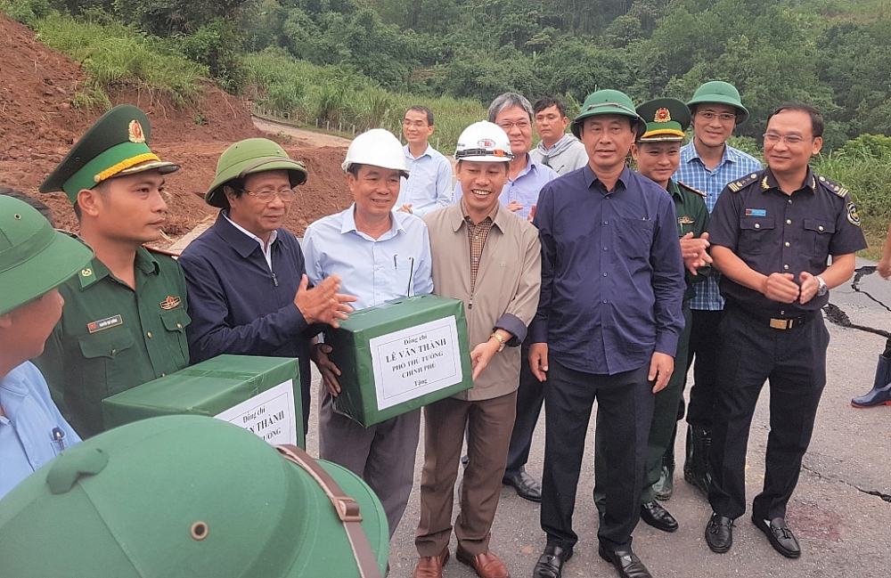 Hải quan Quảng Trị chủ động hỗ trợ doanh nghiệp sau sạt lún tại Quốc lộ 15D