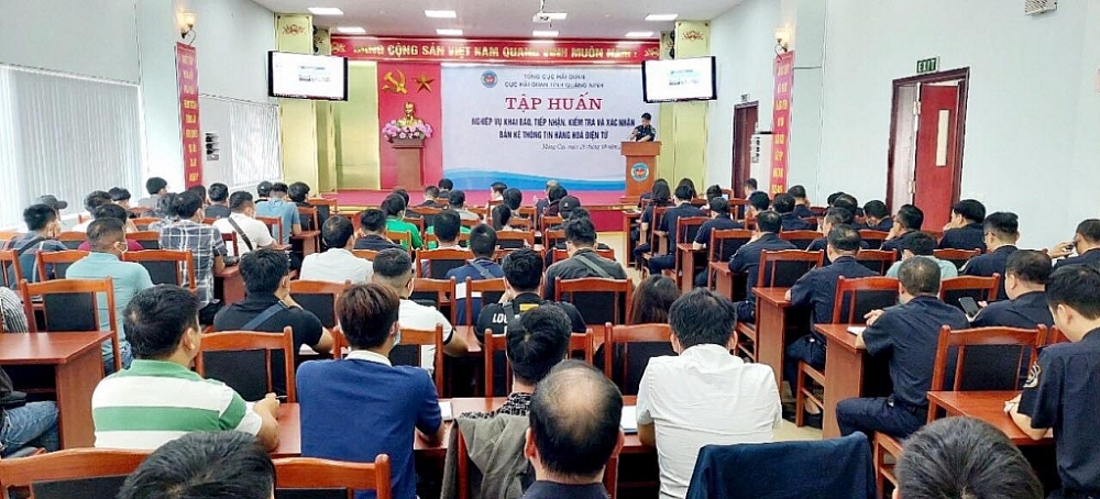 Quang cảnh tập huấn.