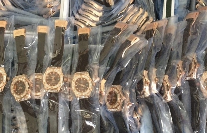 Bị phạt gần 30 triệu đồng vì vận chuyển đồng hồ giả nhãn hiệu HUBLOT