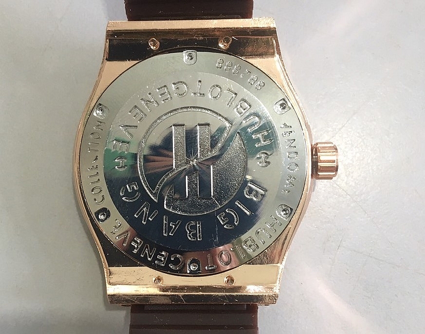 Bị phạt gần 30 triệu đồng vì vận chuyển đồng hồ giả nhãn hiệu HUBLOT