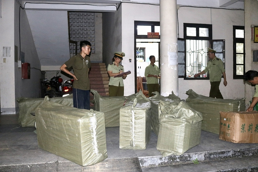 Lực lượng chức năng kiểm tra hàng hóa vi phạm.