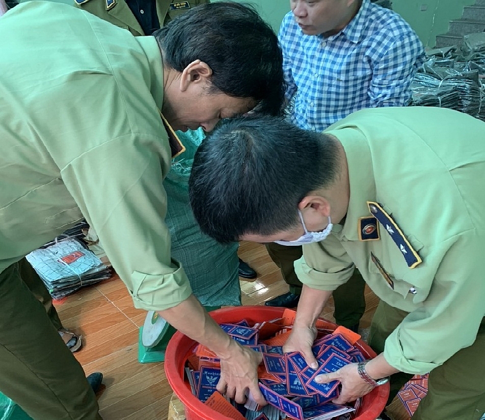 Lực lượng QLTT Hà Nội kiểm tra hàng hóa.