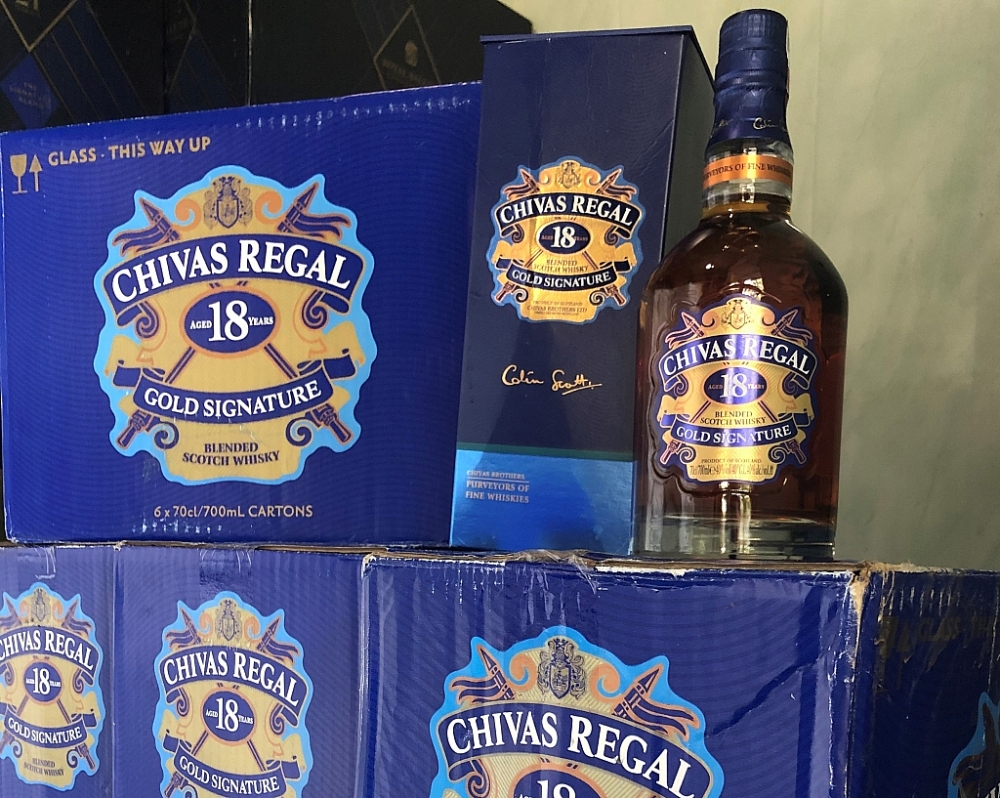 Tang vật rượu nhập lậu.