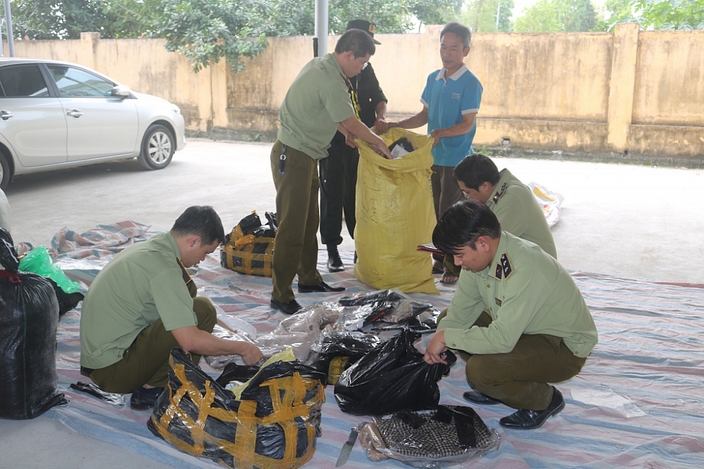 Lực lượng chức năng phối hợp kiểm tra hàng hóa vi phạm.