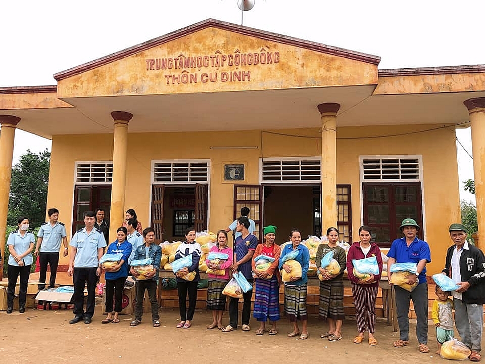 Các đoàn viên tổ chức trao quà cho bà con tại xã Linh Trường, huyện Gio Linh.