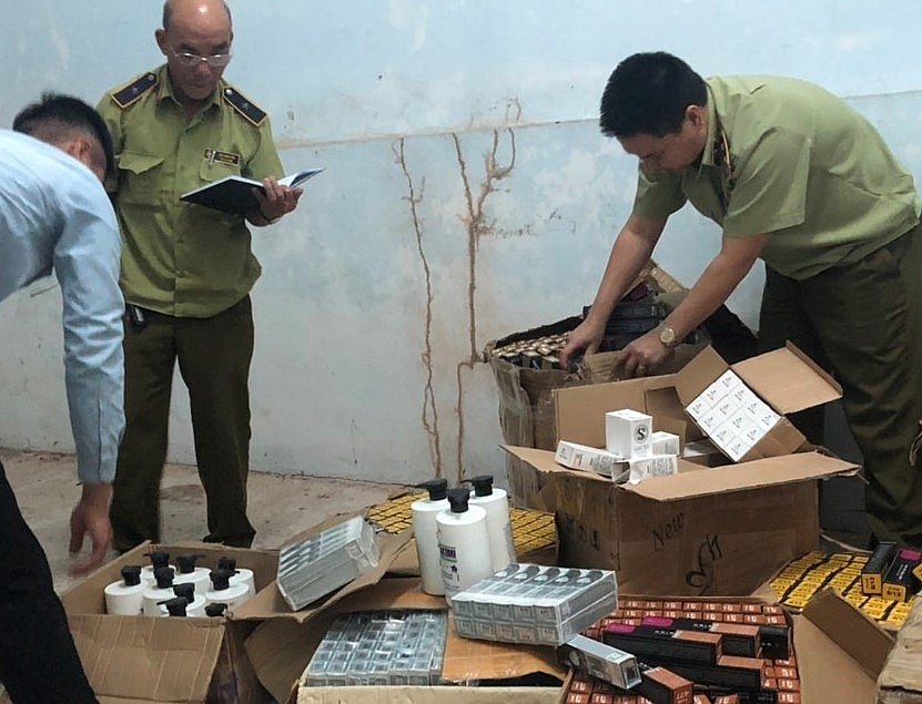 Lực lượng QLTT kiểm tra lô mỹ phẩm nhập lậu.