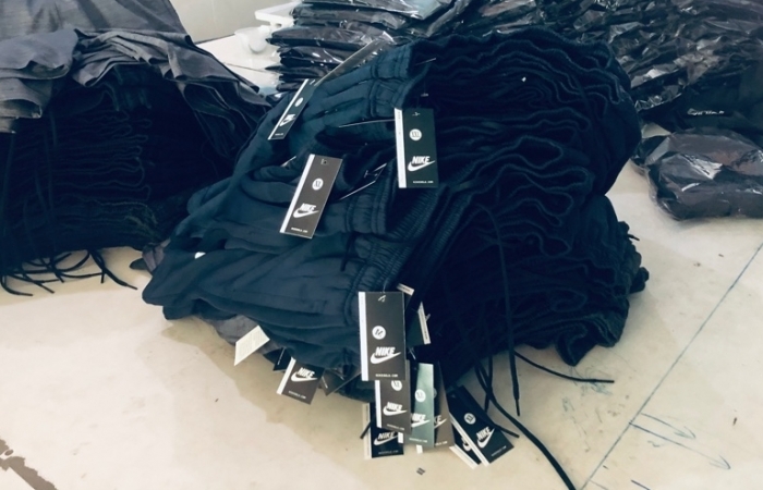Thu giữ hơn 3.400 sản phẩm quần áo nghi giả nhãn hiệu Nike, Adidas