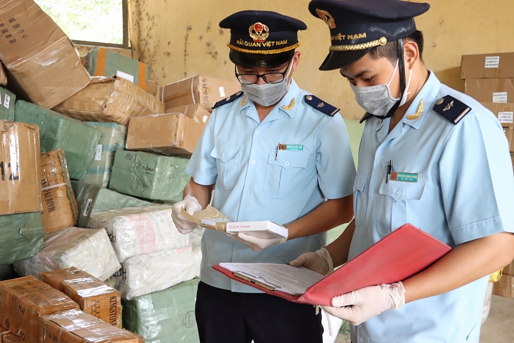 Công chức Hải quan Móng Cái kiểm tra, giám sát hàng hóa. Ảnh: Q.H