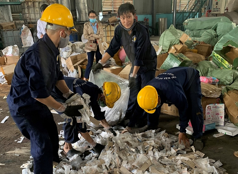 Lực lượng chức năng phối hợp tiêu hủy hàng hóa.