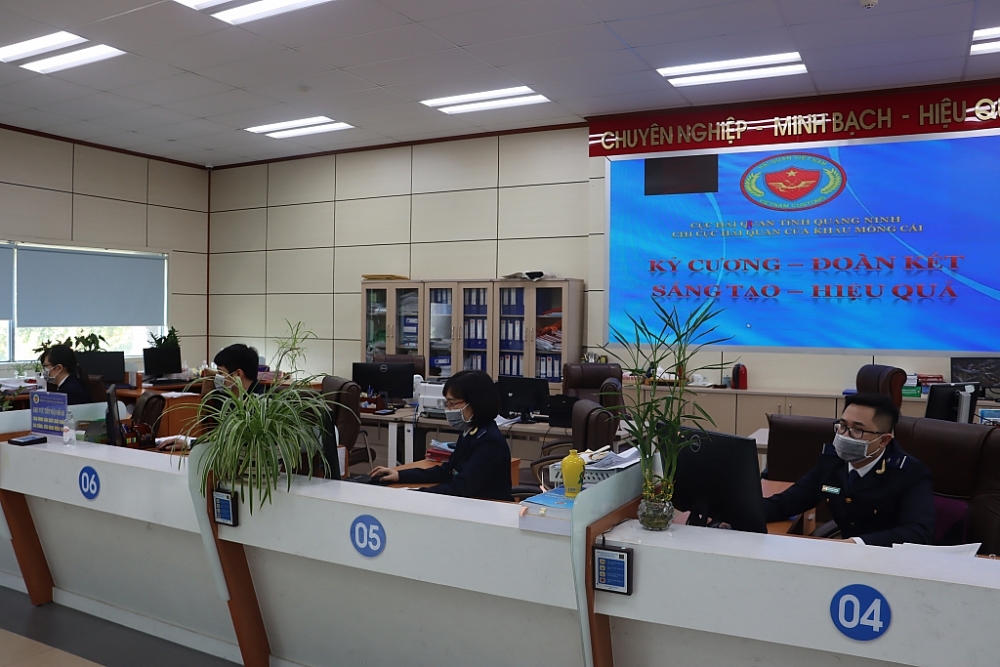 Công chức Hải quan cửa khẩu Móng Cái  giải quyết thủ tục trong ngày thứ 7 (6/11). Ảnh :  Q.H