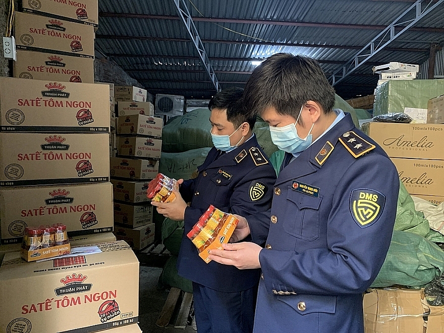Lực lượng QLTT kiểm tra kho chứa hàng.