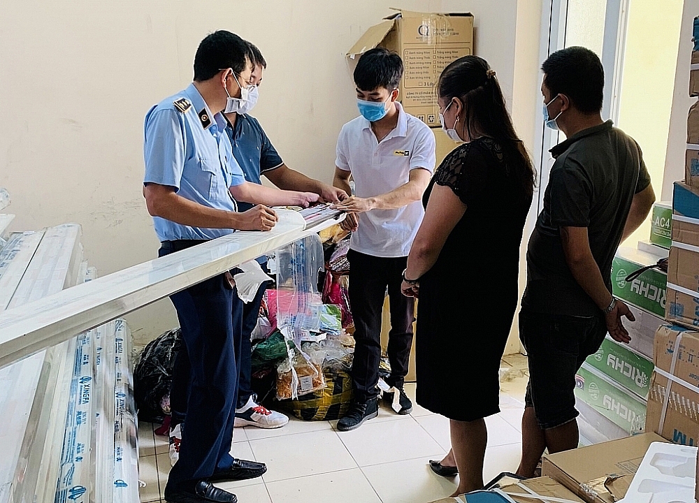 Lực lượng chức năng kiểm tra hàng hóa vi phạm.