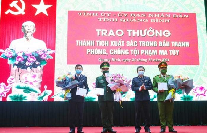 Khen thưởng các lực lượng tham gia phối hợp bắt 304.000 viên ma túy tổng hợp