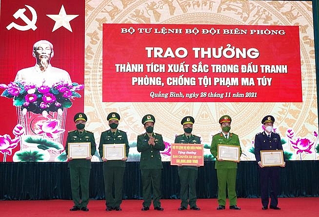 Lễ trao thưởng lực lượng tham gia Chuyên án  QB1121. Ảnhl: Báo Biên phòng
