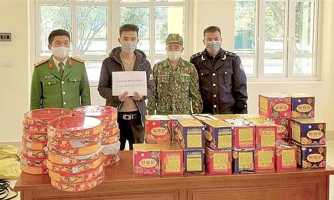 Đối tượng cùng tang vật vi phạm.